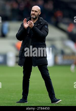 Il Notts County Manager, Luke Williams, applaude i tifosi dopo il match della Sky Bet League Two a Meadow Lane, Nottingham. Data immagine: Sabato 18 novembre 2023. Foto Stock