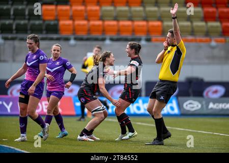 Sophie De Goede di Saracens Women e le sue compagne di squadra celebrano la meta di apertura durante la gara Women Allianz Premier 15s tra Saracens Women e Loughborough Lightining allo Stonex Stadium, Londra, Inghilterra il 18 novembre solo per uso editoriale, licenza necessaria per uso commerciale. Nessun utilizzo in scommesse, giochi o pubblicazioni di un singolo club/campionato/giocatore. Credito: UK Sports Pics Ltd/Alamy Live News Foto Stock