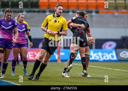 Sophie De Goede di Saracens Women e le sue compagne di squadra celebrano il trylage di apertura durante il match Womens Allianz Premier 15s tra Saracens Women e Loughborough Lightining allo Stonex Stadium, Londra, Inghilterra il 18 novembre solo per uso editoriale, licenza necessaria per uso commerciale. Nessun utilizzo in scommesse, giochi o pubblicazioni di un singolo club/campionato/giocatore. Credito: UK Sports Pics Ltd/Alamy Live News Foto Stock