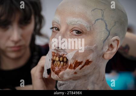 Coventry, Regno Unito. 18 novembre 2023. Design di trucco e protesi straordinari in mostra durante l'evento Prosthetics a Coventry. Attualmente, al nono anno di attività, l'evento celebra protesi professionali di livello industriale, make up FX, SFX, animatronica, maschere, mostri, scultura, creazione di stampi, marionette, pittura del viso, e la body art. Crediti: Guy Corbishley/Alamy Live News Foto Stock