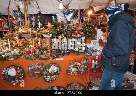 Le decorazioni di Natale a street fair al Rynek Glowny o la piazza principale del mercato, Cracovia in Polonia Foto Stock