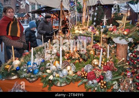 Le decorazioni di Natale a street fair al Rynek Glowny o la piazza principale del mercato, Cracovia in Polonia Foto Stock