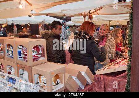 Addobbi natale a street fair al Rynek Glowny o la piazza principale del mercato, Cracovia in Polonia Foto Stock