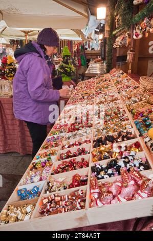 Addobbi natale a street fair al Rynek Glowny o la piazza principale del mercato, Cracovia in Polonia Foto Stock