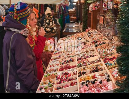 Addobbi natale a street fair al Rynek Glowny o la piazza principale del mercato, Cracovia in Polonia Foto Stock