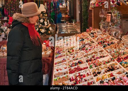 Addobbi natale a street fair al Rynek Glowny o la piazza principale del mercato, Cracovia in Polonia Foto Stock