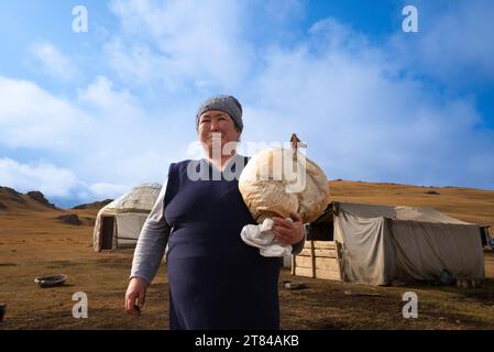 Donna del posto che vende Kashik a base di yogurt teso, latte buttermilk sgocciolato (in particolare qatiq sgocciolato) o latte acido sgocciolato modellandolo e lasciandolo Foto Stock