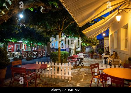 Restaurtant e la piazza principale del villaggio di Sare, Pyrenees Atlantiques, Francia, etichettata Les Plus Beaux Villages de France (i villaggi più belli) Foto Stock