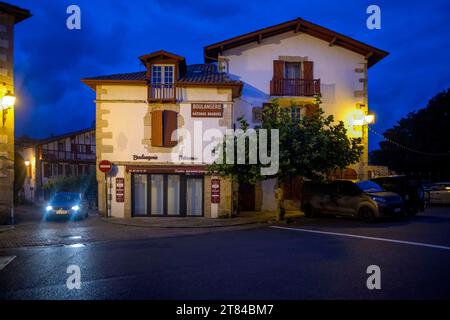 Restaurtant e la piazza principale del villaggio di Sare, Pyrenees Atlantiques, Francia, etichettata Les Plus Beaux Villages de France (i villaggi più belli) Foto Stock