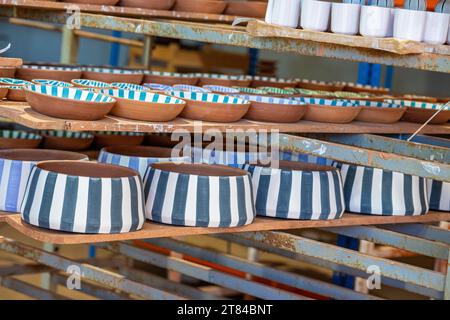 Asciugatura di ceramiche dipinte a mano prima della cottura finale fotografata presso Olaria o Patalim, Patalim Pottery Factory, Corval, Alentejo, Portogallo creatina Foto Stock