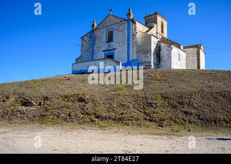 Chiesa del castello medievale, Arraiolos, Alentejo, Portogallo. visto dall'interno del battaglione Foto Stock