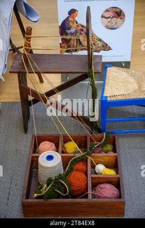 Lana tinta con metodi tradizionali con colori naturali a base vegetale al Museo degli arazzi, Arraiolos, Portogallo, tappeto Arraiolos, arazzi Arraiolos, A. Foto Stock