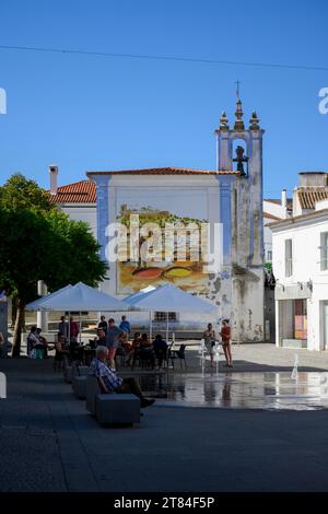 Piazza della città e Chiesa, Arraiolos, Alentejo, Portogallo i metodi tradizionali di morente sono mostrati su un grande murale dipinto Foto Stock