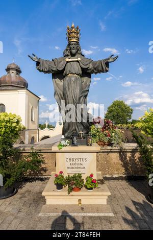 Polonia, Czestochowa - 19 luglio 2023: Statua del Cristo nero con una corona dorata nel monastero fortificato e nella chiesa di Jasna Gora. Sito di pellegrinaggio cattolico polacco con Madonna Nera. Foto Stock