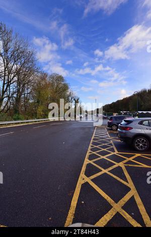 Segni gialli tratteggiati nel parcheggio della stazione ferroviaria di Okehampton sulla Dartmoor Line nel Devon (riaperto nel 2021). Foto Stock