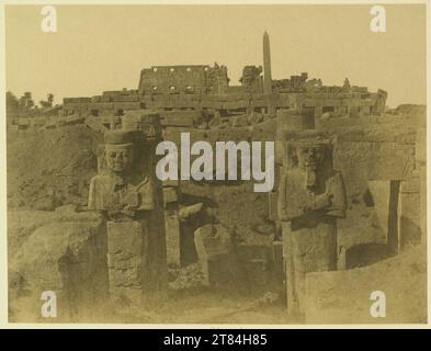 Robert Murray Tempio di Karnak, i due pilastri di Osiride nel tempio di Amon-re-Harachten, dietro di esso (vista a ovest) il tempio principale di Amon e l'obelisco della regina Hatshepsut. Carta salata, albumata, su un sottocartone intorno al 1855 Foto Stock