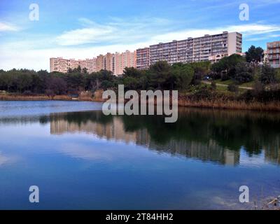 LAC des Garrigues e gli edifici. Les Hauts de Massane, quartiere Mosson, la Paillade. Montpellier, Occitanie, Francia Foto Stock