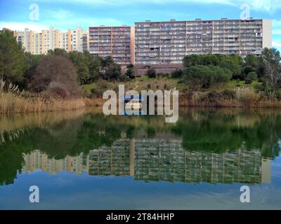 LAC des Garrigues e gli edifici. Les Hauts de Massane, quartiere Mosson, la Paillade. Montpellier, Occitanie, Francia Foto Stock