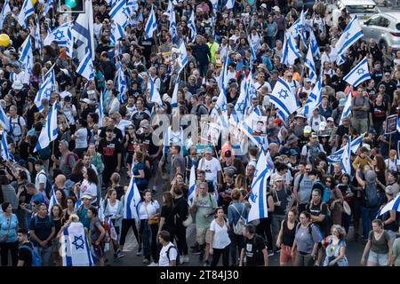 Gerusalemme, Israele. 18 novembre 2023. Famiglie di ostaggi a Gaza unite da migliaia di sostenitori arrivano a Gerusalemme quasi concludendo un viaggio di cinque giorni da Tel Aviv, iniziato il 14 novembre, fino all'ufficio del primo Ministro. Hanno iniziato a marciare come rapporti pubblicati che Israele e Hamas erano in trattative per un accordo di rilascio parziale degli ostaggi, sperando di influenzare i decisori per portare a casa i loro cari. Israele è stato impegnato in una guerra con Hamas a seguito di un massiccio fuoco di razzi dalla Striscia di Gaza in Israele il 7 ottobre 2023, infiltrazione di uomini armati nel territorio israeliano Foto Stock