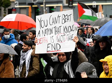 Duesseldorf, Germania. 18 novembre 2023. I manifestanti marciano attraverso la città con un cartello con la scritta "non si può battere una nazione che sa che la morte non è la fine" e cantano "libertà per la Palestina" per protestare contro la guerra nella Striscia di Gaza. Crediti: Roberto Pfeil/dpa/Alamy Live News Foto Stock