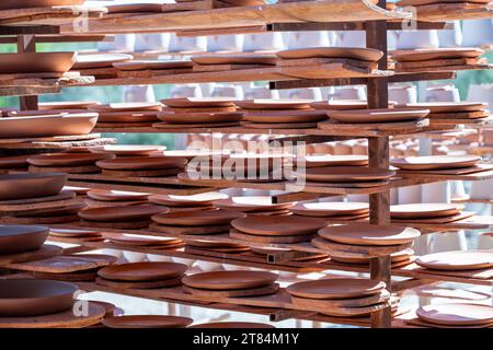 Asciugatura all'aria della ceramica fatta a mano prima della prima cottura (cottura dei biscotti o cottura Bisque) e prima della verniciatura e dei vetri Foto Stock