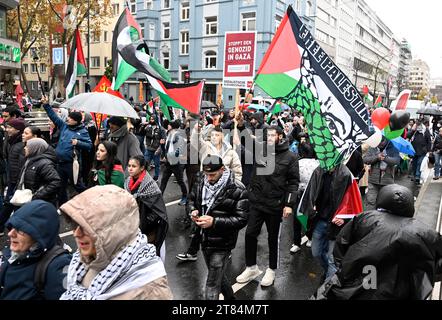 Duesseldorf, Germania. 18 novembre 2023. I manifestanti marciano attraverso la città cantando "libertà per la Palestina” per protestare contro la guerra nella Striscia di Gaza. Crediti: Roberto Pfeil/dpa/Alamy Live News Foto Stock