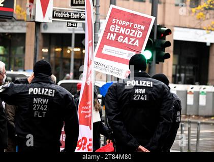 Duesseldorf, Germania. 18 novembre 2023. I manifestanti marciano attraverso la città con un cartello con la scritta "Stop the genocide in Gaza” per protestare contro la guerra nella Striscia di Gaza. Crediti: Roberto Pfeil/dpa/Alamy Live News Foto Stock