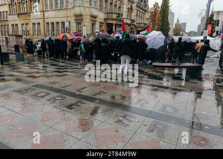 Londra, Regno Unito. 18 novembre, 2023 manifestanti si radunano fuori dal Municipio di Redbridge a East London, durante una giornata di sensibilizzazione della comunità, una delle oltre 100 proteste organizzate localmente che si svolgono oggi in tutto il Regno Unito come parte dello sforzo pro-Palestina. © Simon King/ Alamy Live News Foto Stock