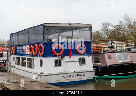 Egham, Regno Unito. 18 novembre 2023. Le barche French Brothers ormeggiarono sul Tamigi in un'altra giornata umida e drizzly oggi a Egham, Surrey Credit: Maureen McLean/Alamy Foto Stock