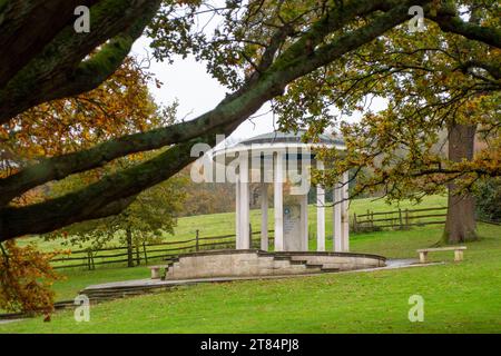 Egham, Regno Unito. 18 novembre 2023. Colori autunnali al Magna carta Memorial di Egham, Surrey in un'altra giornata noiosa e drizzly credito: Maureen McLean/Alamy Foto Stock