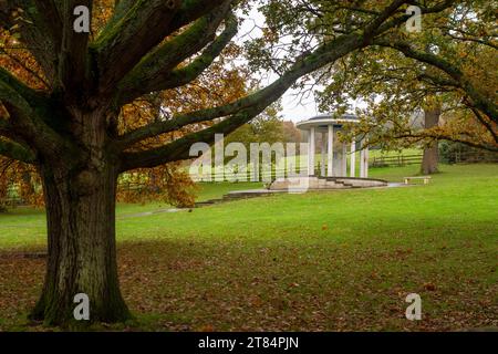 Egham, Regno Unito. 18 novembre 2023. Colori autunnali al Magna carta Memorial di Egham, Surrey in un'altra giornata noiosa e drizzly credito: Maureen McLean/Alamy Foto Stock