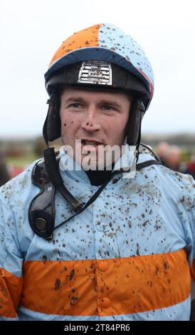 Jockey Gavin Cromwell è raffigurato dopo che Springt De la Mare ha vinto il Bar One Racing 'prezzi garantiti per il pernottamento' (Pro/AM) I.N.H. Flat il primo giorno del Navan Racing Festival all'ippodromo Navan. Data immagine: Sabato 18 novembre 2023. Foto Stock