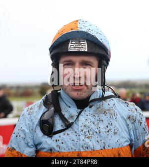 Jockey Gavin Cromwell è raffigurato dopo che Springt De la Mare ha vinto il Bar One Racing 'prezzi garantiti per il pernottamento' (Pro/AM) I.N.H. Flat il primo giorno del Navan Racing Festival all'ippodromo Navan. Data immagine: Sabato 18 novembre 2023. Foto Stock