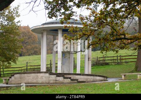 Egham, Regno Unito. 18 novembre 2023. Colori autunnali al Magna carta Memorial di Egham, Surrey in un'altra giornata noiosa e drizzly credito: Maureen McLean/Alamy Foto Stock