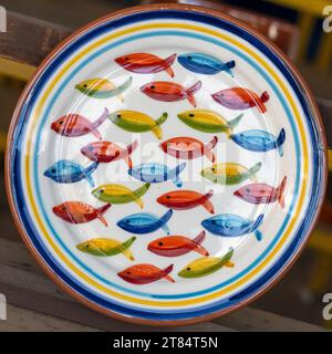 Ceramiche dipinte a mano e realizzate a mano in vendita presso Olaria o Patalim, Patalim Pottery Factory, Corval, Alentejo, Portogallo, creando un artigianato portoghese Foto Stock