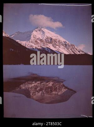 Le cime innevate di Karl Prokop si riflettono nel lago. Autochrome, danneggiato! Inoltre, crepe, silberazione, incollaggio laterale sciolto 1907-1914 , 1907/1914 Foto Stock