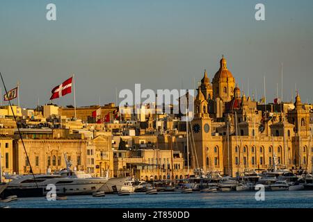 Le acque calme e le barche che circondano le tre città di fronte a la Valletta a Malta Foto Stock