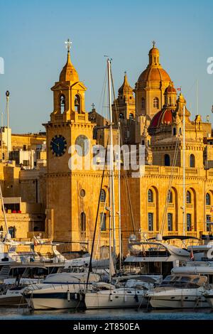 Le acque calme e le barche che circondano le tre città di fronte a la Valletta a Malta Foto Stock