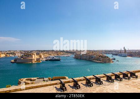 Le acque calme e le barche che circondano le tre città di fronte a la Valletta a Malta Foto Stock