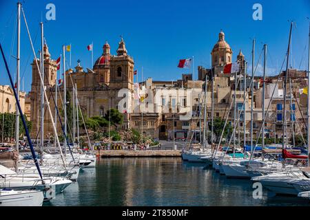 Le acque calme e le barche che circondano le tre città di fronte a la Valletta a Malta Foto Stock