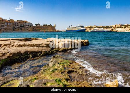 Le acque calme e le barche che circondano le tre città di fronte a la Valletta a Malta Foto Stock