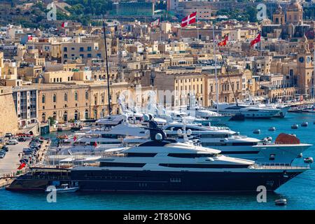 Le acque calme e le barche che circondano le tre città di fronte a la Valletta a Malta Foto Stock