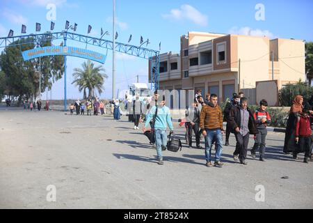 Gaza City, territori palestinesi. 18 novembre 2023. Le famiglie palestinesi fuggono dalla città di Gaza e da altre parti della parte settentrionale di Gaza verso le aree meridionali, in mezzo alle continue battaglie tra Israele e il gruppo palestinese di Hamas. Credito: Mohammed Talatene/dpa/Alamy Live News Foto Stock