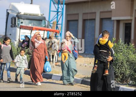 Gaza City, territori palestinesi. 18 novembre 2023. Le famiglie palestinesi fuggono dalla città di Gaza e da altre parti della parte settentrionale di Gaza verso le aree meridionali, in mezzo alle continue battaglie tra Israele e il gruppo palestinese di Hamas. Credito: Mohammed Talatene/dpa/Alamy Live News Foto Stock