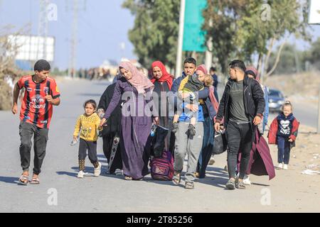 Gaza City, territori palestinesi. 18 novembre 2023. Le famiglie palestinesi fuggono dalla città di Gaza e da altre parti della parte settentrionale di Gaza verso le aree meridionali, in mezzo alle continue battaglie tra Israele e il gruppo palestinese di Hamas. Credito: Mohammed Talatene/dpa/Alamy Live News Foto Stock