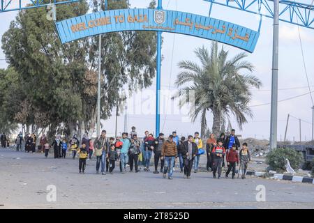 Gaza City, territori palestinesi. 18 novembre 2023. Le famiglie palestinesi fuggono dalla città di Gaza e da altre parti della parte settentrionale di Gaza verso le aree meridionali, in mezzo alle continue battaglie tra Israele e il gruppo palestinese di Hamas. Credito: Mohammed Talatene/dpa/Alamy Live News Foto Stock