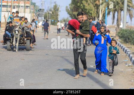 Gaza City, territori palestinesi. 18 novembre 2023. Le famiglie palestinesi fuggono dalla città di Gaza e da altre parti della parte settentrionale di Gaza verso le aree meridionali, in mezzo alle continue battaglie tra Israele e il gruppo palestinese di Hamas. Credito: Mohammed Talatene/dpa/Alamy Live News Foto Stock