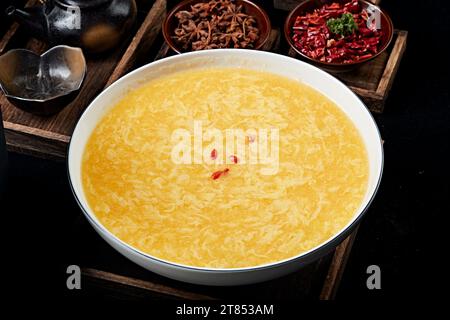 Zuppa dolce con gocce di uova di mais in un recipiente bianco, un piatto molto popolare per zuppa calda cantonese servito in dim sum. Foto Stock