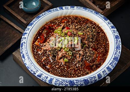 Carne di manzo affettata al forno con olio di peperoncino caldo Foto Stock