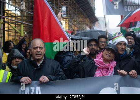 Glasgow, Regno Unito. 18 novembre 2023. Migliaia di manifestanti pro-Palestina marciano attraverso il centro di Glasgow come parte delle continue richieste di un cessate il fuoco. Crediti: Fionnuala Carter/Alamy Live News Foto Stock